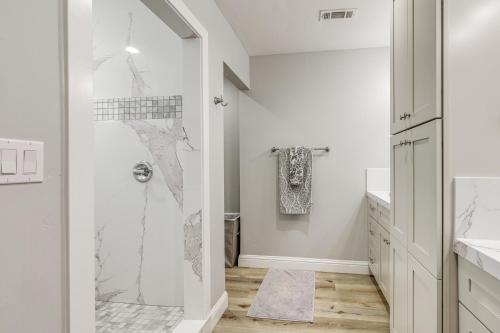 Phòng tắm tại Quaint Hughson Vacation Rental, Walk to Downtown!