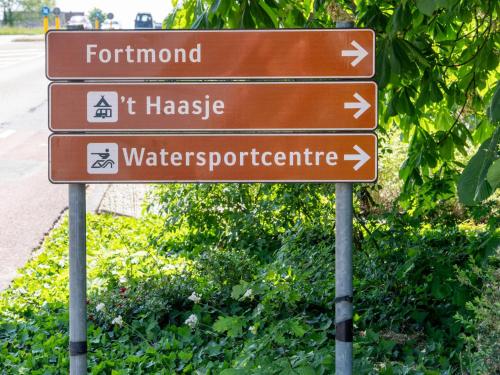 a street sign with arrows pointing in different directions at Het Grootenhuis in Olst