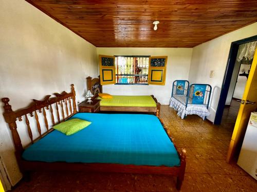 um quarto com 2 camas e uma janela em Finca La Española Quimbaya Quindio em Quimbaya
