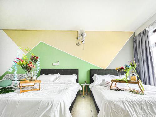 2 Betten in einem Zimmer mit Blumen darauf in der Unterkunft Bangi,4-7pax,Cozy Studio,Near UKM in Kajang