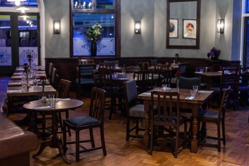 - un restaurant avec des tables et des chaises dans une salle dans l'établissement Tulse Hill Hotel, à Londres