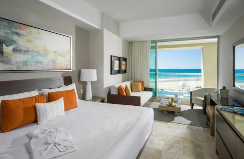 une chambre avec un grand lit et un salon dans l'établissement Marina Nuevo Vallarta, à Puerto Vallarta