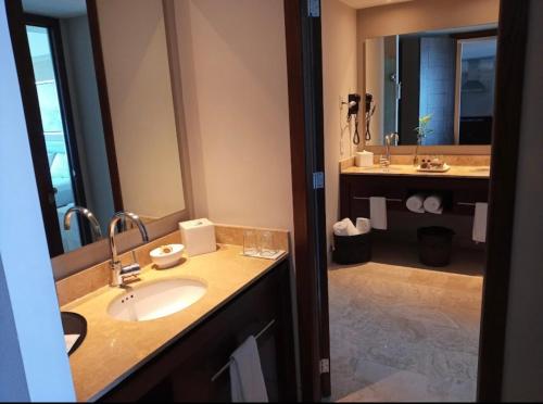une salle de bain avec un lavabo et un miroir dans l'établissement Marina Nuevo Vallarta, à Puerto Vallarta
