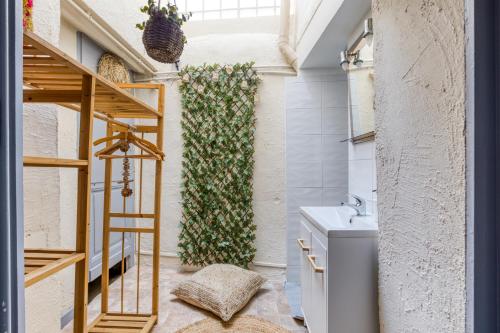 La salle de bains est pourvue d'une échelle et d'un lavabo. dans l'établissement La Vintage, Maison 150 m2 au cœur de Montpellier, à Montpellier