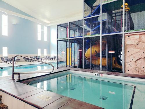 a swimming pool in a building with a pool at Holiday Inn Express Hotel & Suites Sioux Falls-Brandon by IHG in Brandon