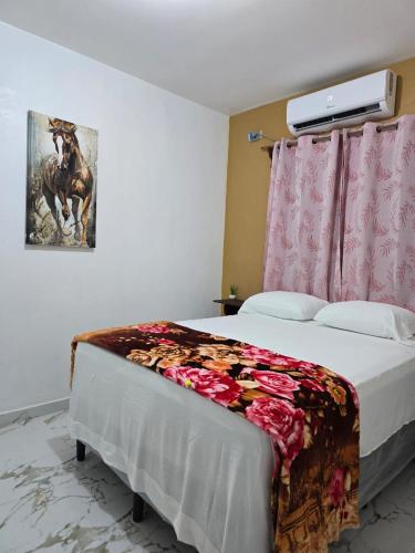 - une chambre avec un lit et une couverture dans l'établissement Cozy private APT in La Ceiba, à La Ceiba