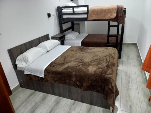 基多的住宿－El Vergel Norte，一间客房内配有两张双层床的房间