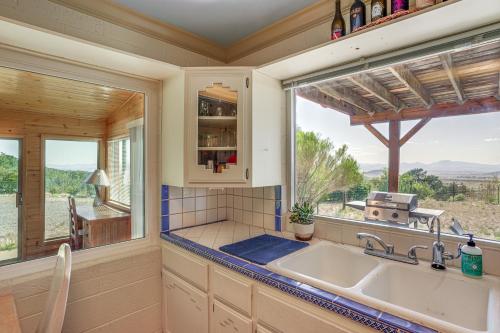 uma cozinha com um lavatório e uma janela em Pet-Friendly Mountaintop Retreat with Views and Sauna em Prescott Valley