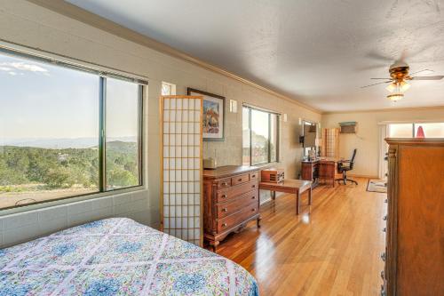 プレスコット・バレーにあるPet-Friendly Mountaintop Retreat with Views and Saunaのベッドルーム1室(ベッド1台、デスク、窓付)