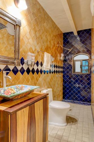 a bathroom with a toilet and a sink at Casa de Colores in Guanajuato