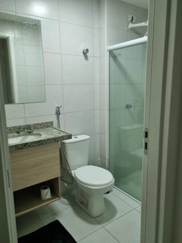 a bathroom with a toilet and a sink and a shower at Apto próximo ao Pátio do Forró in Caruaru