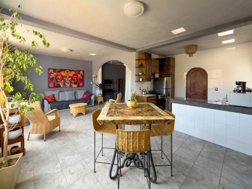 Casa de Colores في غواناخواتو: مطبخ وغرفة معيشة مع طاولة وكراسي