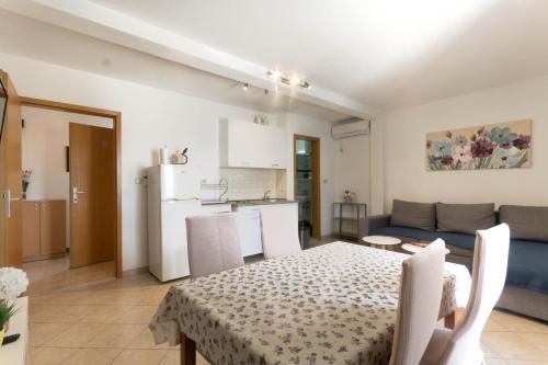 Apartments and rooms by the sea Trogir - 22597