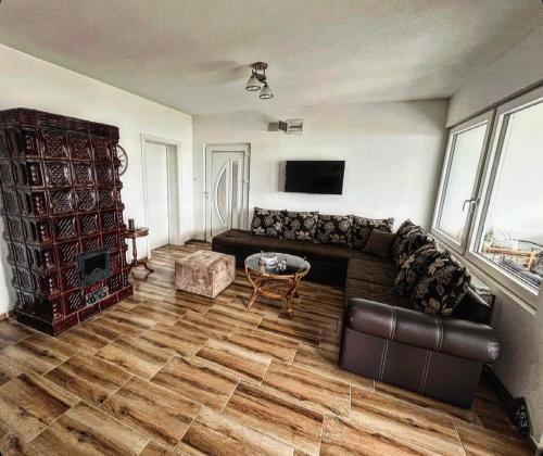 sala de estar con sofá y mesa en MR residence, en Kovin