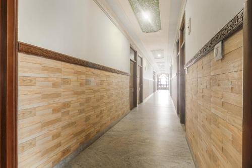 un pasillo con paneles de madera en las paredes en OYO Vijeet Palace, en Jaipur