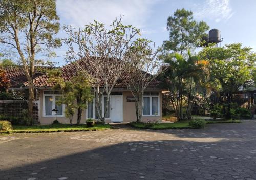a house with a driveway in front of it at wisma sejahtera hotel in Magelang
