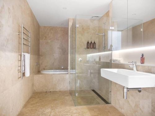 Ένα μπάνιο στο Panoramic Ocean Penthouse - Dolphin View