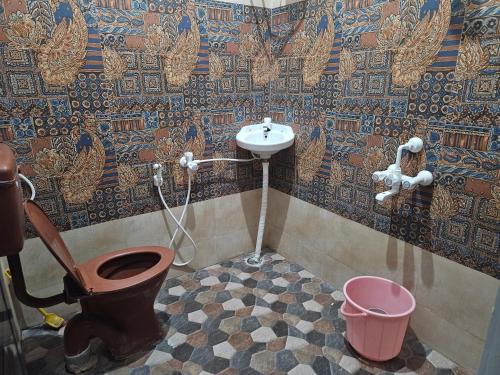 哥印拜陀的住宿－Spandha3 - 2Bedroom house in Coimbatore，一间带卫生间和水槽的浴室