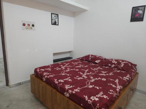 哥印拜陀的住宿－Spandha3 - 2Bedroom house in Coimbatore，一间卧室配有一张红色棉被的床