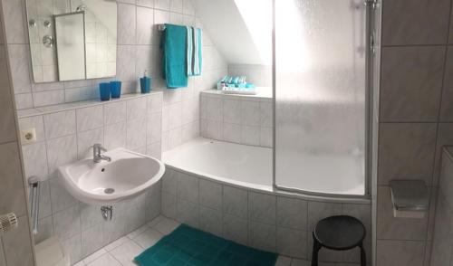 un bagno bianco con lavandino e doccia di Ferienland Sonnenwald Fewo 46 und Studio 50 in Schöfweg Bayerischer Wald a Schöfweg