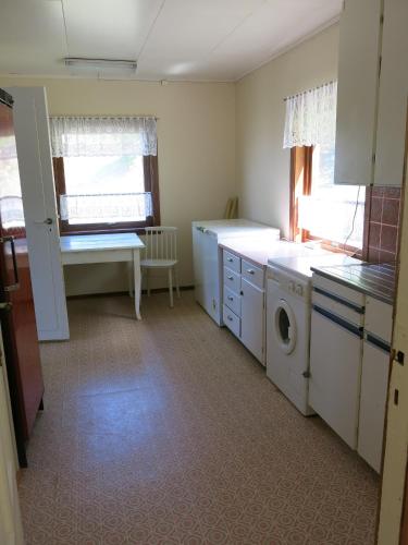 a kitchen with a washer and dryer in a room at Fjordhytte-17 in Norwegen direkt am Fjord, mit mietbaren 9,9 PS bis 60 PS Motorbooten in Bjordal