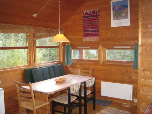 Un comedor con mesa y sillas en Fjordhytte-38 bei Rosendal am Hardangerfjord, en Rosendal
