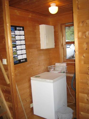a room with a washer and dryer in a cabin at Fjordhytte-38 bei Rosendal am Hardangerfjord in Rosendal