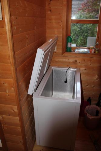 a kitchen sink in a cabin with a window at Fjordhytte-41 mit mietbarem 9,9 PS Motorboot am Hardangerfjord in Rosendal