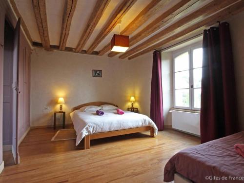 1 dormitorio con cama y ventana grande en Gîte La Gonfrière, 5 pièces, 8 personnes - FR-1-497-78 en La Gonfrière