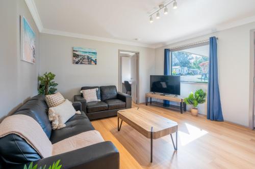 uma sala de estar com um sofá e uma televisão em Tasman Holiday Parks - Albany em Albany