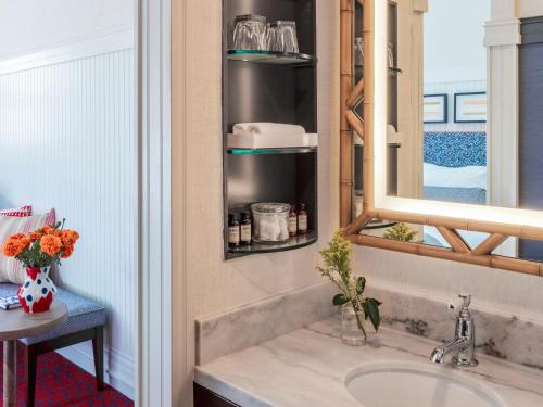 Hotel Triton Image