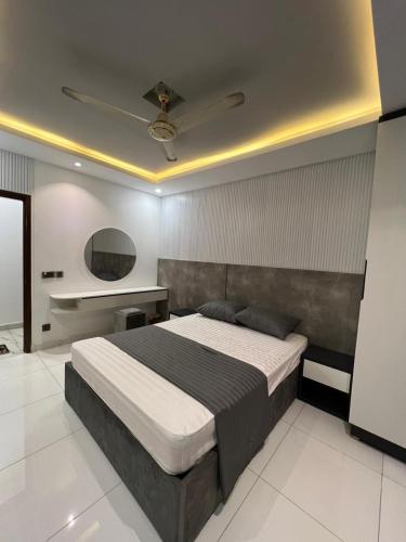 - une chambre avec un lit et un plafond dans l'établissement Travellers Heaven 2BR APT Gulshan Iqbal 13-E, à Karachi