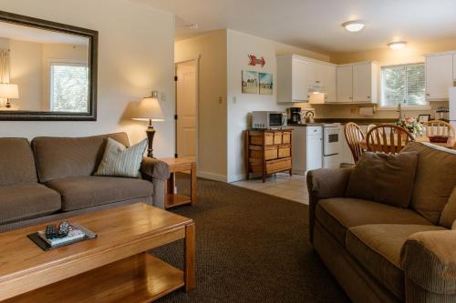 uma sala de estar com dois sofás e uma cozinha em Beach Acres Resort em Parksville