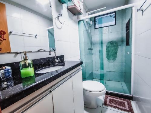 a bathroom with a toilet and a glass shower at Hospedagem Stein · Lindo Apto 2 quartos em Domingos Martins in Domingos Martins