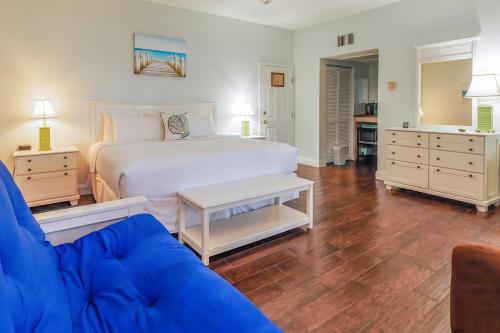 um quarto com uma cama grande e um sofá azul em Inn at Camachee Harbor Garden View 15 em Saint Augustine