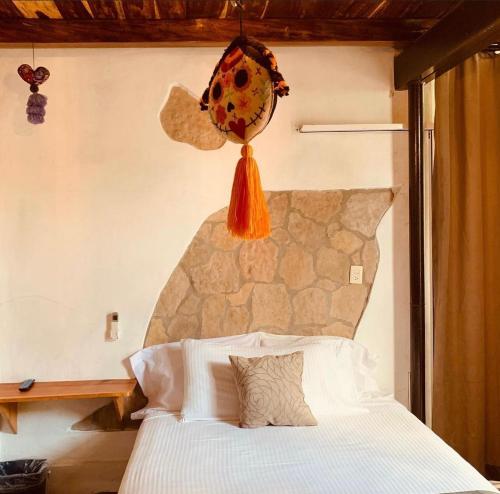sypialnia z łóżkiem z kamiennym zagłówkiem w obiekcie Hotel Garden Suites Tonalá w mieście Tonalá