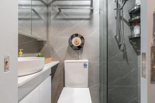Un baño con ducha, inodoro y lavabo. en Homely Double Room - AC - 1Min Walk to Central - Close to Darling Harbour Chinatown CBD - Shared Bathroom, en Sídney
