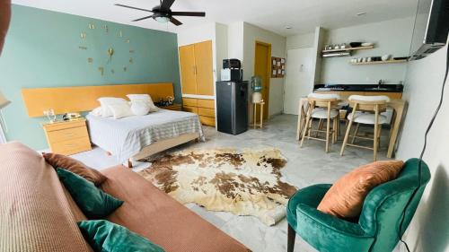 een woonkamer met een vloer in het midden van een kamer bij Paraíso marino in Nuevo Vallarta 