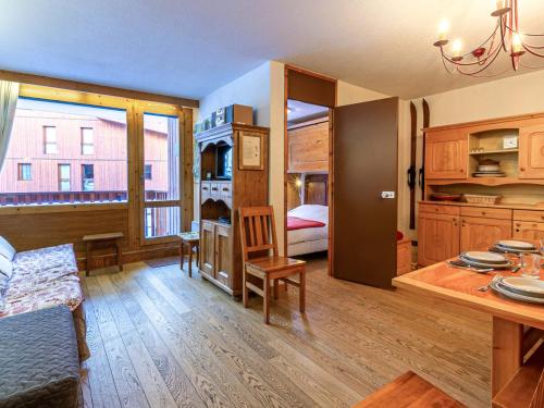 Appartement tout équipé avec balcon et garage, à 10min des commerces, navette gratuite.
