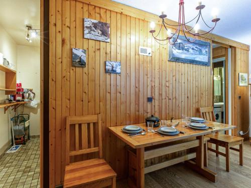 Appartement tout équipé avec balcon et garage, à 10min des commerces, navette gratuite.