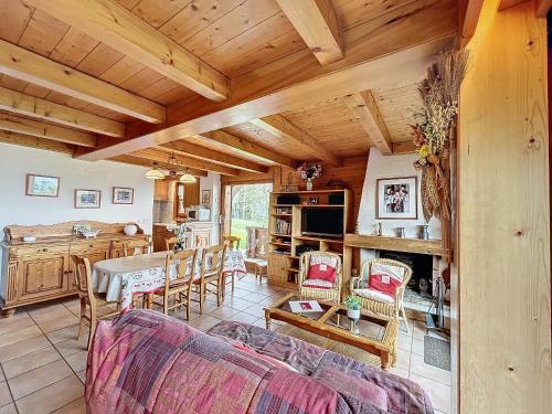 un salon avec un canapé et une table dans l'établissement Appartement 3P avec parking proche des pistes à Combloux - FR-1-560-135, à Combloux