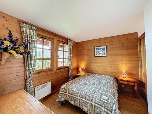 une chambre avec un lit et une fenêtre dans l'établissement Appartement 3P avec parking proche des pistes à Combloux - FR-1-560-135, à Combloux