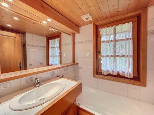 une salle de bain avec un lavabo, une baignoire et un miroir dans l'établissement Appartement 3P avec parking proche des pistes à Combloux - FR-1-560-135, à Combloux