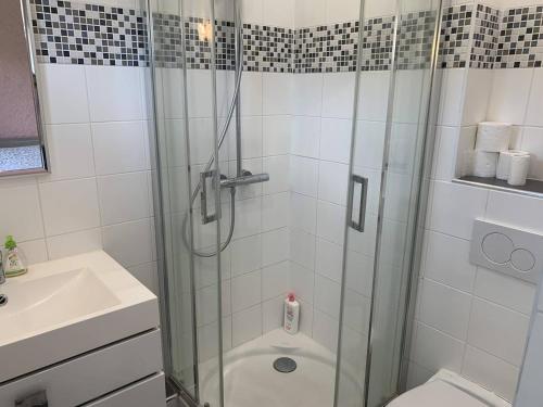 une salle de bain avec une douche avec des toilettes et un lavabo dans l'établissement Maison Enfants Bienvenue, à 100m Plage, Jardin, WiFi, Parking, Terrasse & Équipements Complets - FR-1-465-113, à Merville-Franceville-Plage