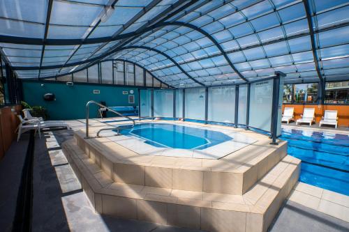 una gran piscina con un gran techo de cristal en Tasman Holiday Parks - Merimbula, en Merimbula