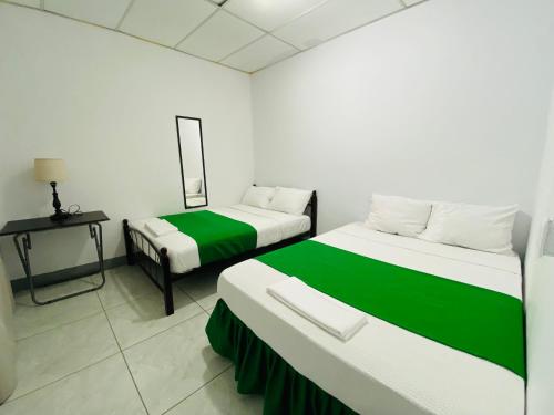 Łóżko lub łóżka w pokoju w obiekcie Hostal Pochote