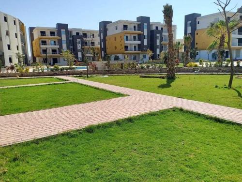 قريه سورتلاج مطروح 2 في مرسى مطروح: حديقة في مدينة بها مباني في الخلف
