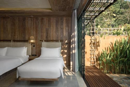 Un ou plusieurs lits dans un hébergement de l'établissement Dinso Resort & Villas Phuket, Vignette Collection by IHG