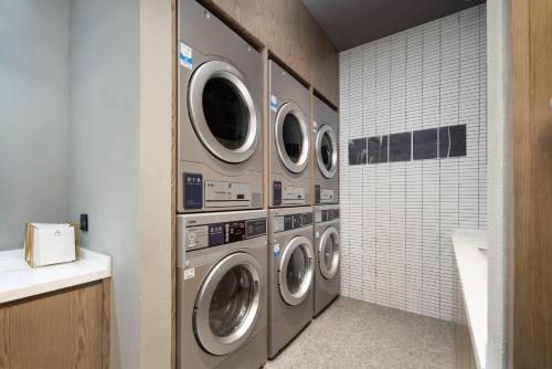- une buanderie avec 4 lave-linge dans l'établissement Atour Hotel Shanghai Pudong Airport Zhunan Road, à Nanhui