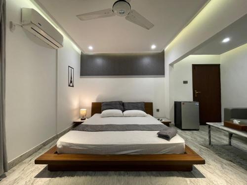 a bedroom with a large bed in a room at Luxury Living Penthouse Gulshan Iqbal Block#7 in Karachi